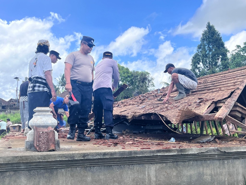Polsek Banjarangkan Bersama Warga Gotong Royong Bersihkan Bale Pawedan Roboh Akibat Angin Puting Beliung.