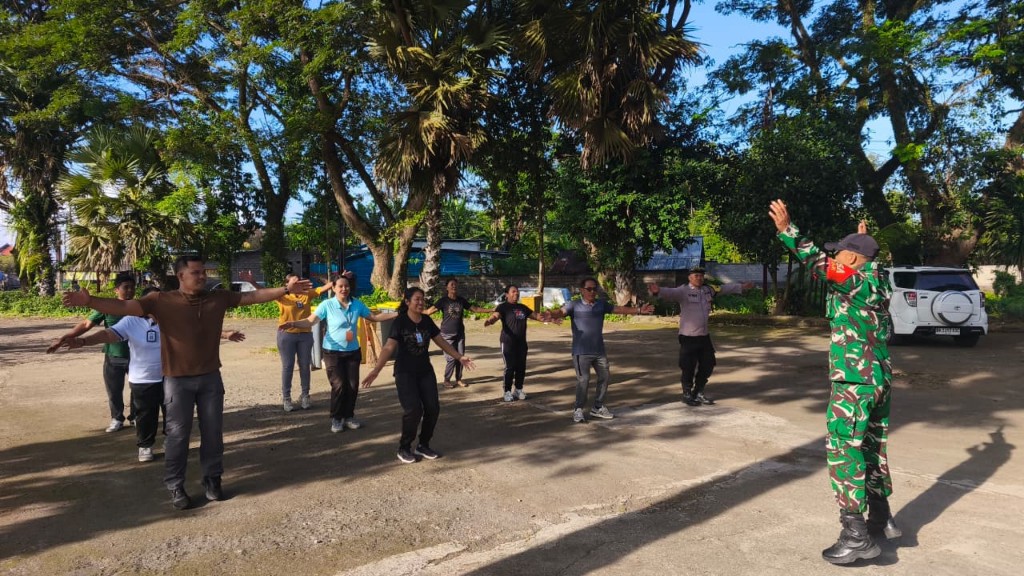 Babinsa Koramil Banjarangkan Pelopori  Gerakan Indonesia ASRI Di Desa Tusan