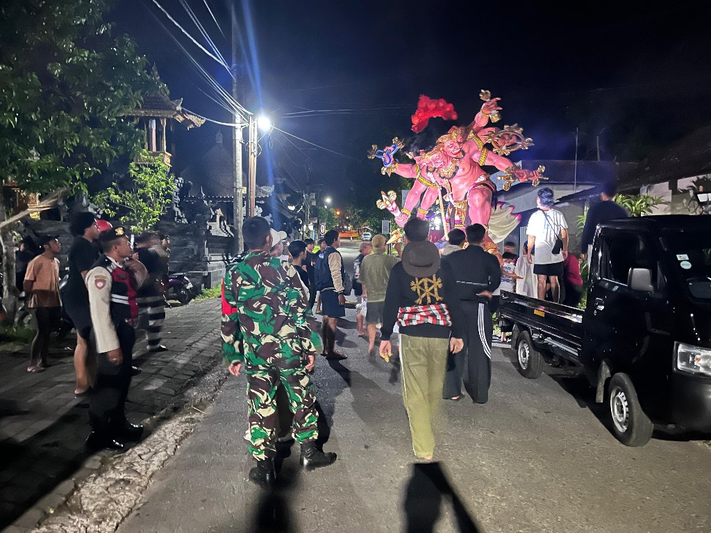 Aparat TNI Dan Polri Di Banjarangkan Kawal Pergeseran Ogoh-Ogoh Desa Nyalian Menuju Lapangan Puputan Klungkung