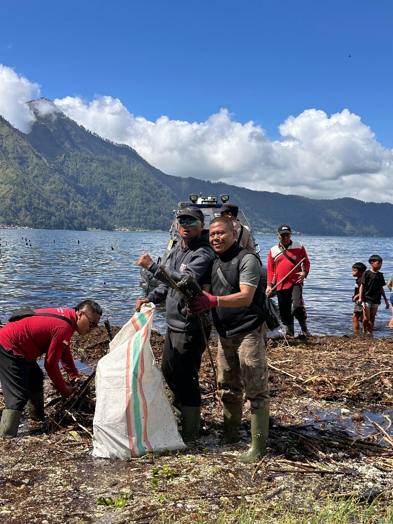 750 Personil " Usir" Sampah di Songan. Dikomandoi  Pemerhati Lingkungan 