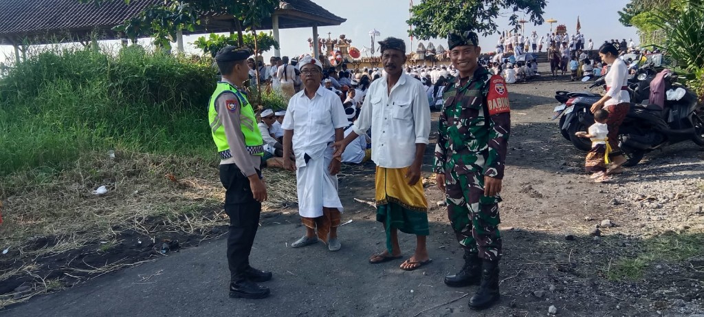 Aparat TNI Polri Dan Pecalang Desa Banjarangkan  Kawal Upacara Melasti