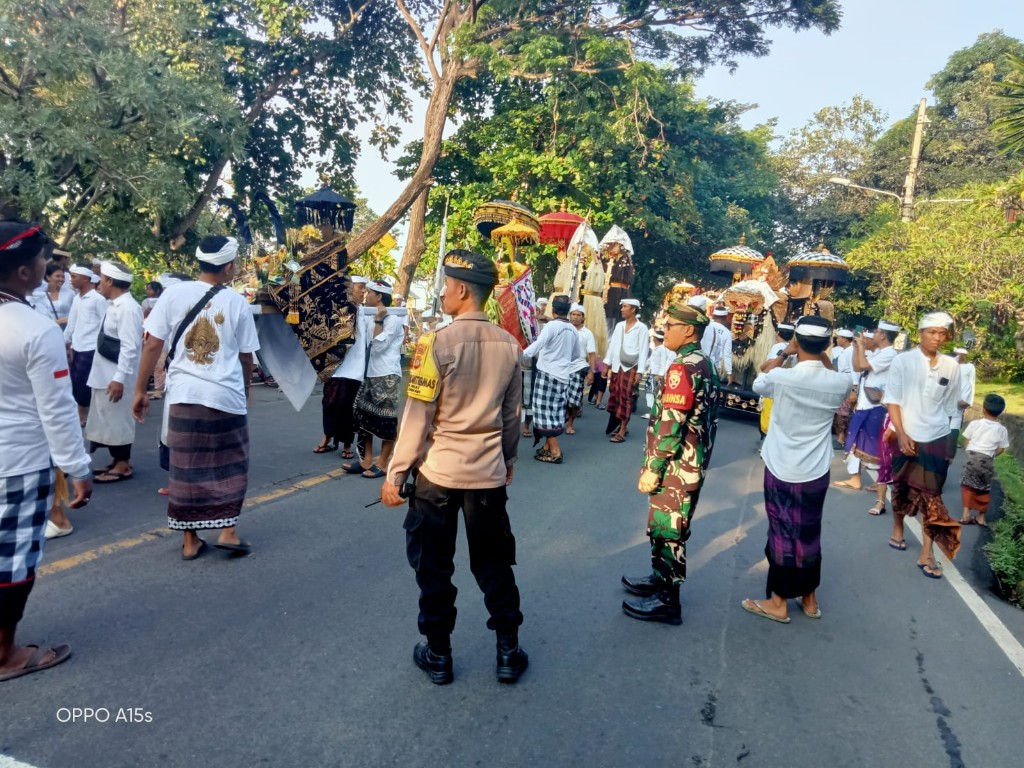Kegiatan Pengamanan Upacara  Melasti Digelar Aparat Gabungan Desa Pikat Di Pura Segara Goa Lawah