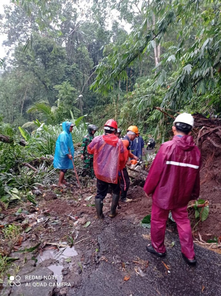 Aparat Gabungan Gelar Penanganan Tanah Longsor Di Desa Timuhun