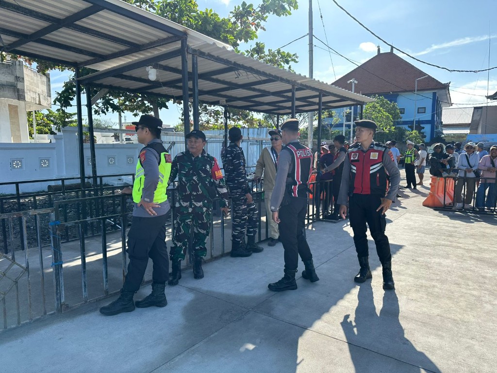 Aparat Gabungan Di Nusa Penida Bersiaga Di Pos Terpadu Pelabuhan...