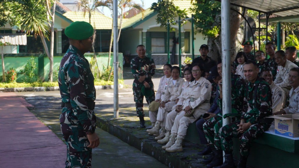 Jam Dandim 1610/Klungkung Kepada Personil Militer dan PNS di Makodim 1610/Klungkung.