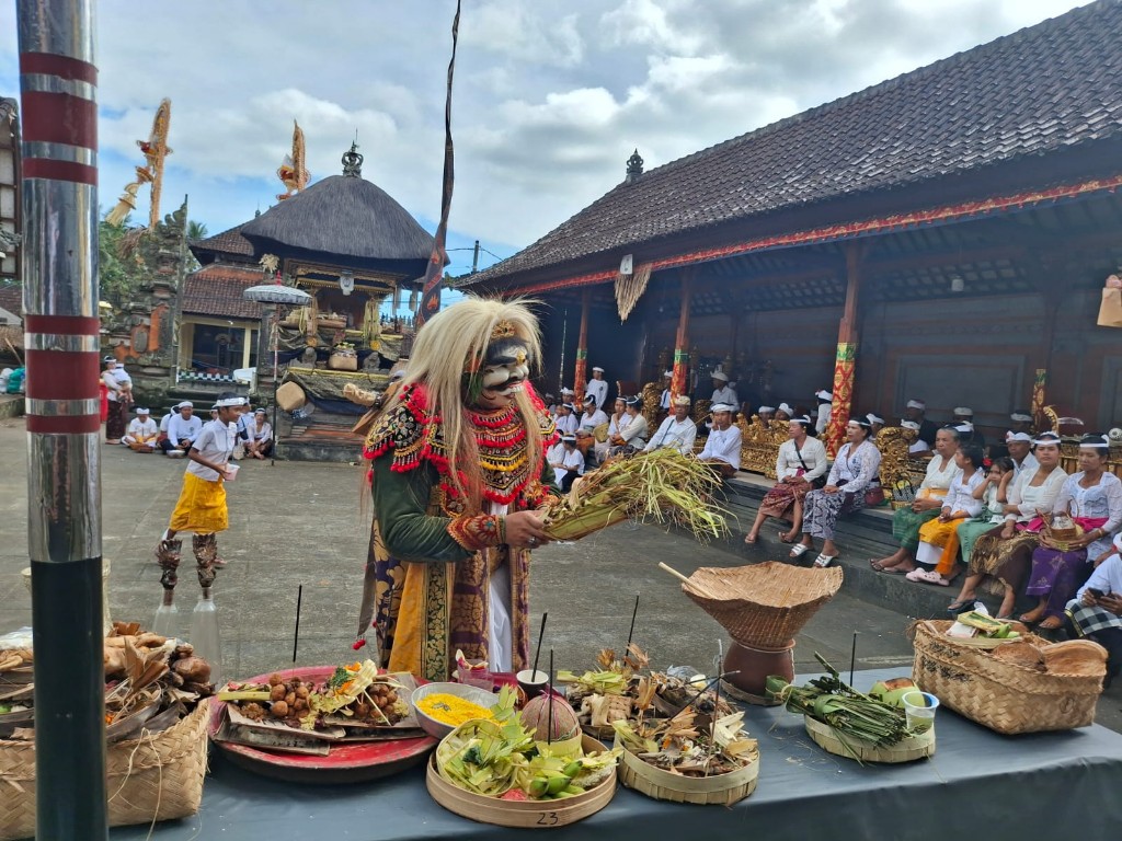 Wakil Ketua DPRD Bangli Hadiri Undangan Karya Manca Kelud di Desa Adat Tegalalang