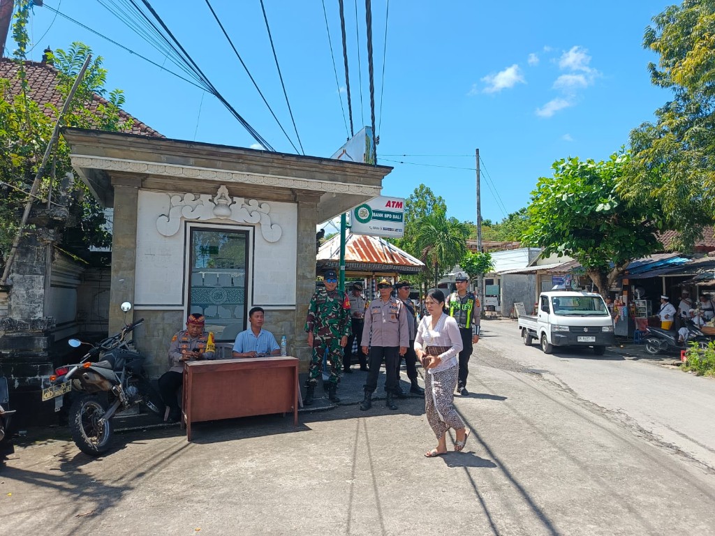 Aparat TNI Dan Polri Di Nusa Penida Terus Kawal Upacara Keagamaan Di Pura Penataran Ped 
