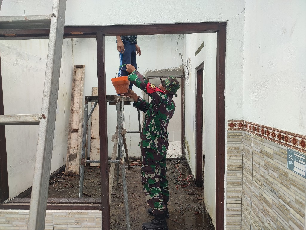 Babinsa Dawan Kaler  Bantu Warga Binaan Renovasi Rumah