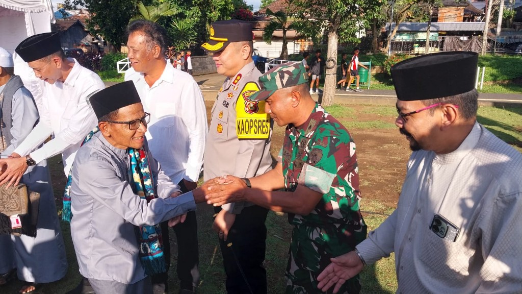 Danramil Klungkung Dampingi Bupati Hadiri Sholat Idul Fitri Di Alun-Alun Ida Dewa Agung Jambe