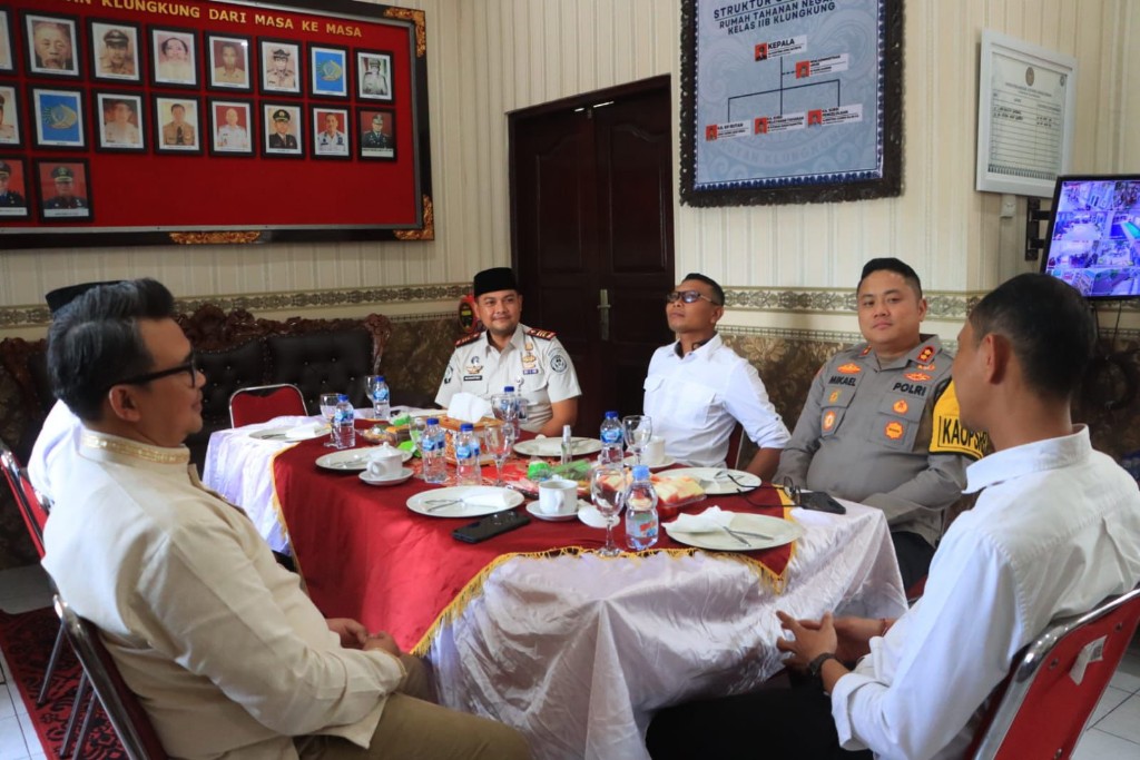 Dandim Klungkung Dampingi Wabup Klungkung Hadiri Penyerahan Remisi Khusus Kepada Narapidana Di Rutan Kelas IIB Klungkung
