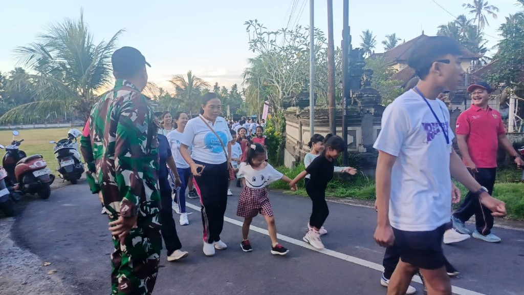 Danramil Dawan Terjunkan Babinsa Kawal Jalan Santai Di Desa Paksebali
