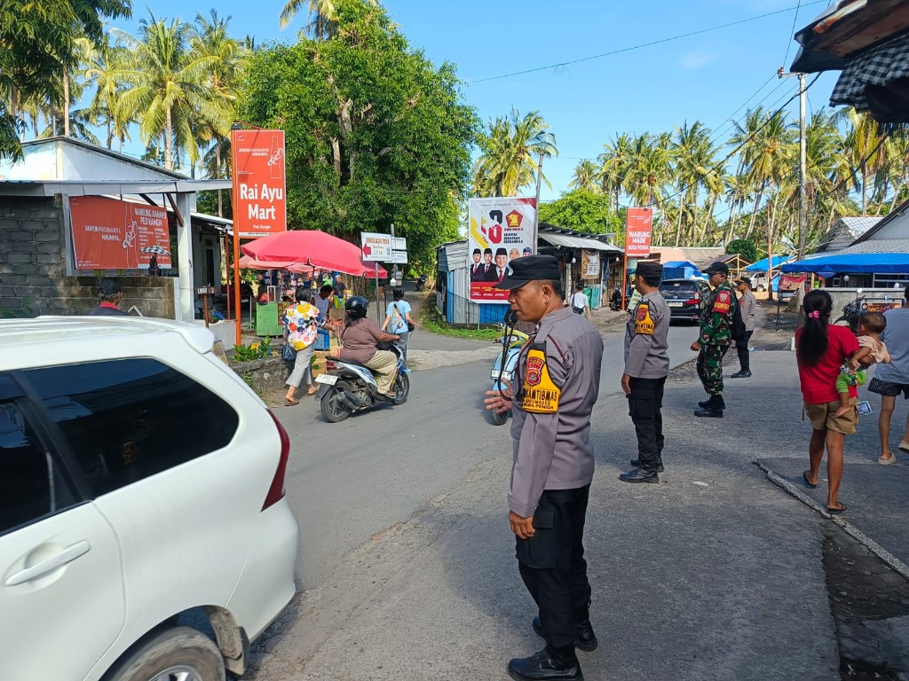 Aparat Gabungan  Di Nusa Penida Terus Konsisten Kawal Piodalan...