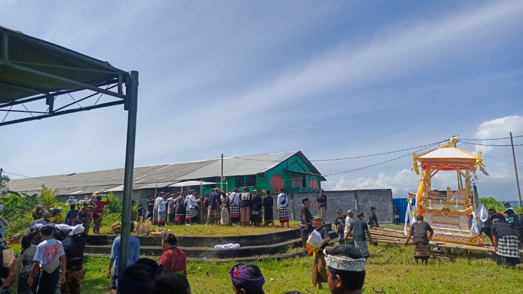 Upacara Pengabenan Di Desa Jumpai. Di jaga Aparat Gabungan