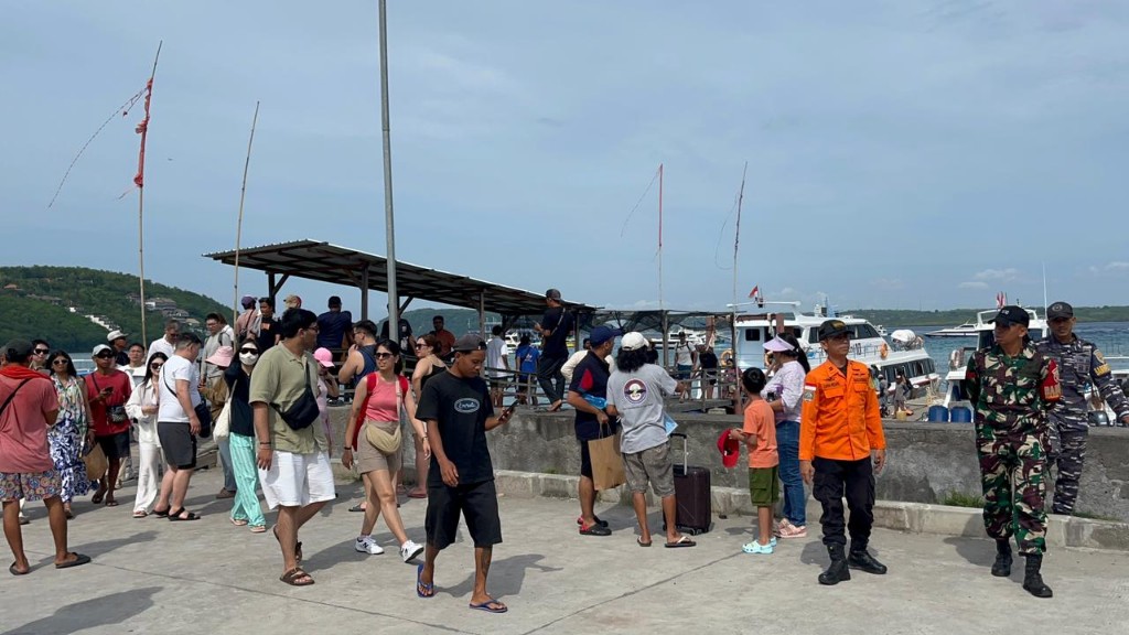 Jaga Kondusifitas Wilayah, Aparat Gabungan Berjaga Di Posko Terpadu Angkutan Laut Di Pelabuhan Banjar Nyuh Nusa Penida