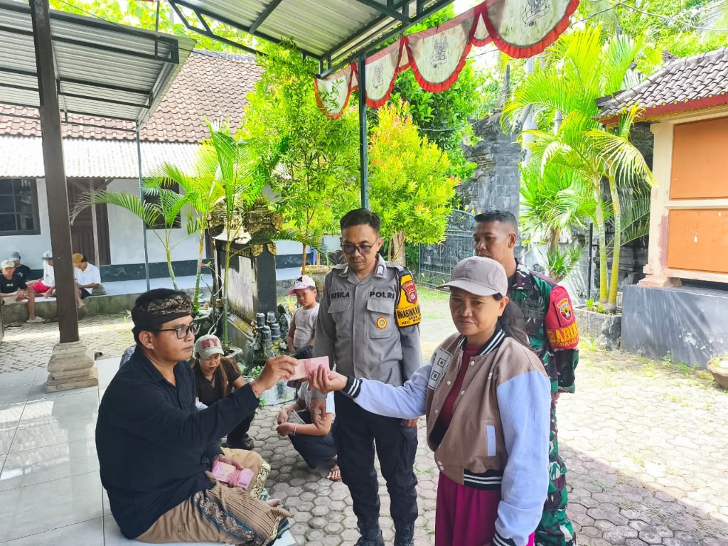 Babinsa Koramil Nusa Penida Dampingi Penyaluran BLT DD Di Desa Sakti
