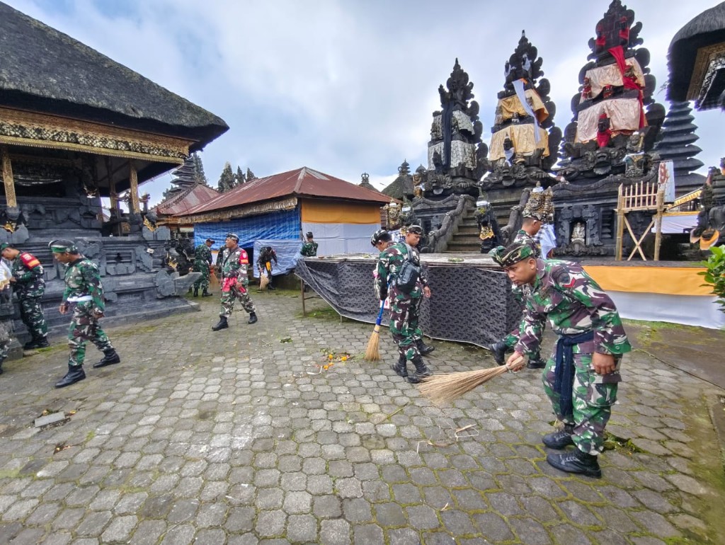 Ratusan Prajurit Korem 163/WSA Ngayah Di Pura Ulun Danu Batur