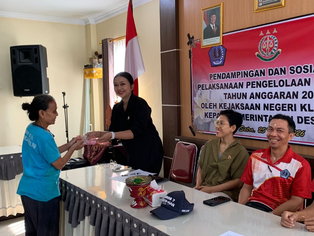 Babinsa Koramil Klungkung Dampingi Penyaluran BLT-DD  Bulan Maret 2026 Di Desa Satra