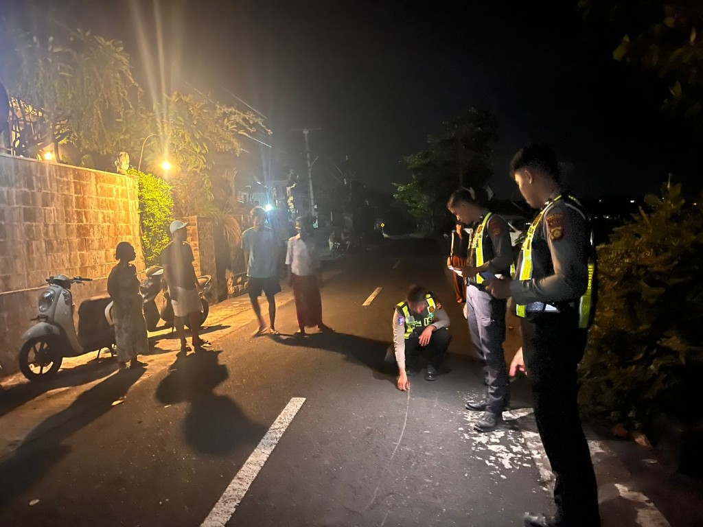 Unit Lantas Polsek Nusa Penida Laksanakan TPTKP Laka Lantas Meninggal Dunia di Jalan Raya Suana