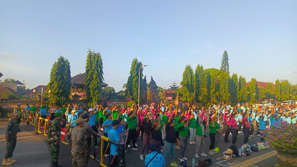 Dandim Klungkung Terjunkan Babinsa Amankan Jalan Sehat Gerakan Selaras Gizi Berkualitas
