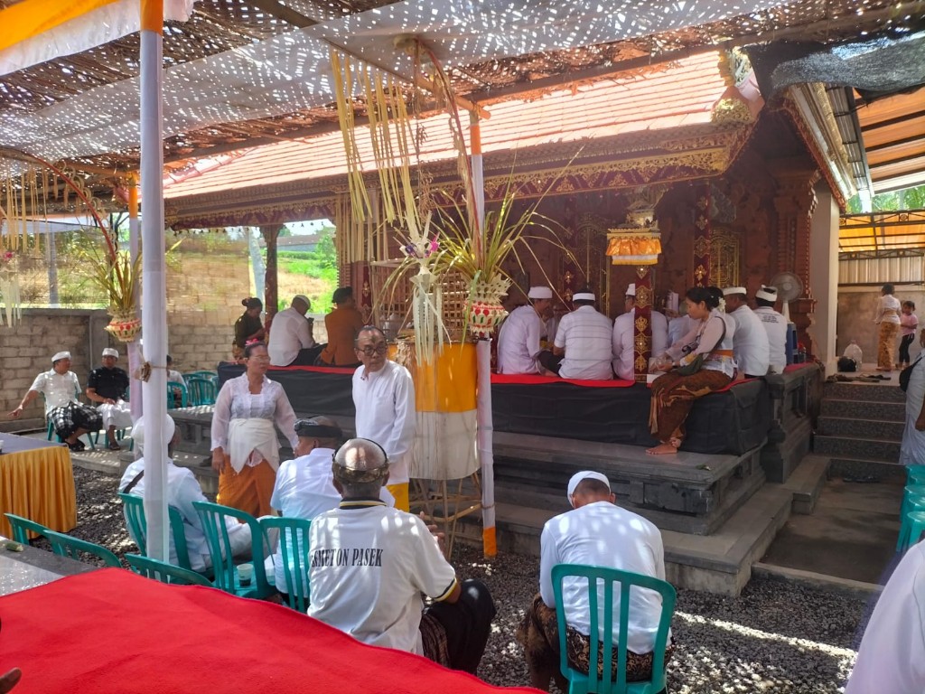 TNI Hadir Ditengah Tradisi, babinsa Semarapura Kauh Atensi Diksa Pariksa Di Pasraman Giri Winangun