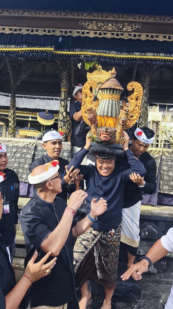 Pimpin Prosesi Nedunang Ida Bhatara Batumadeg, Bupati Sedana...