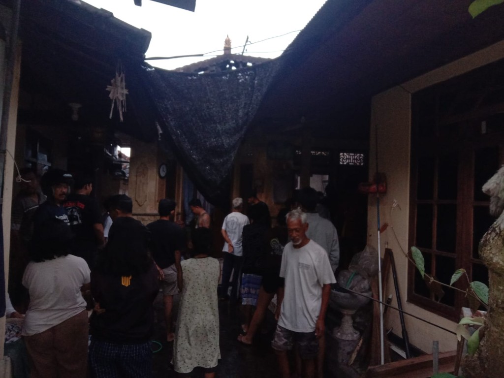 Aparat TNI Polri Dan Damkar Klungkung Bersinergi Tangani Kebakaran Di Banjar Sengguan