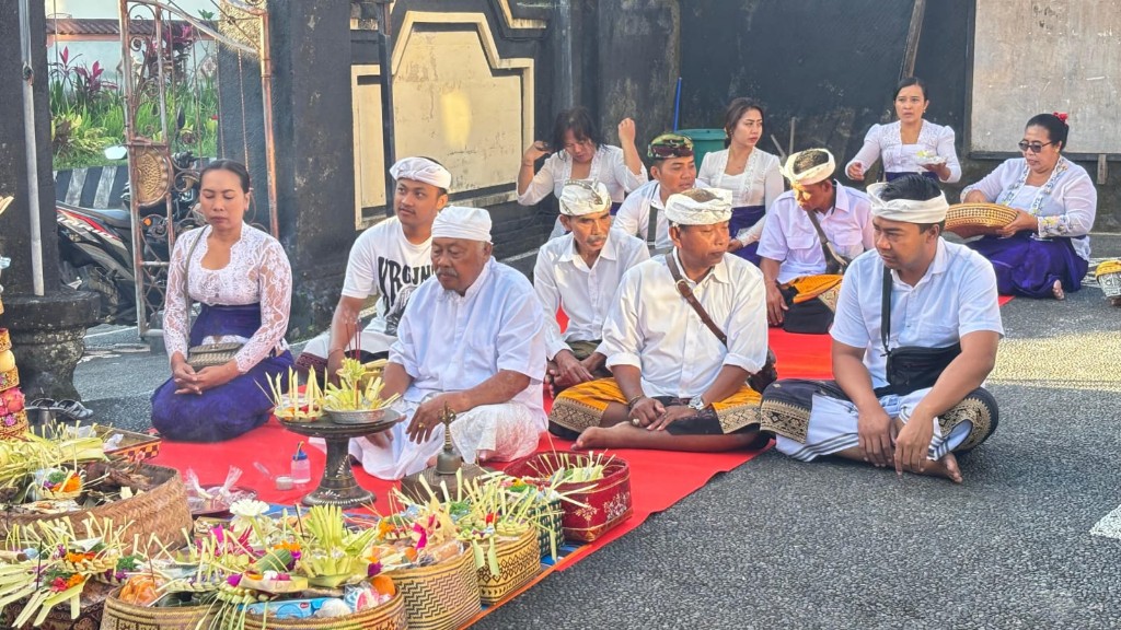 TNI Hadir Sukseskan Upacara Keagamaan, Babinsa Tohpati Kawal Piodalan Di Pura Kantor Desa