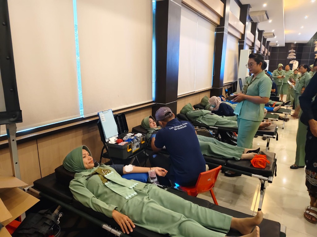 Sinergi Untuk Sesama, Persit KCK Kodim Klungkung Ikut Serta Donor Darah Serentak dalam rangka Apel Bersama Wanita TNI dan HUT Ke 62 Darma Pertiwi Tahun 2026 Di Aula Makodam IX Udayana