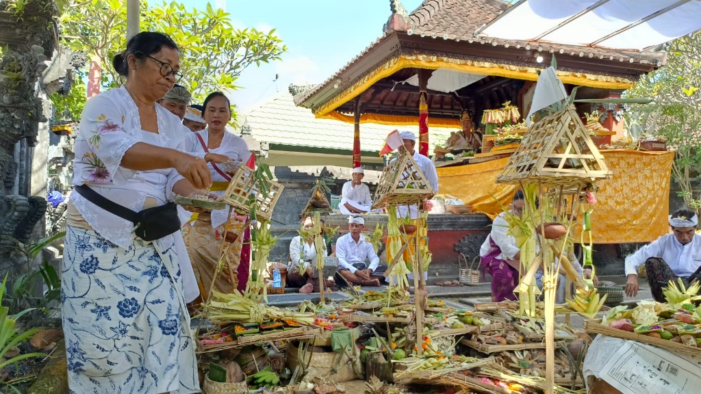 Keluarga Besar Umat Hindu Kodim Klungkung Gelar Persembahyangan Bersama