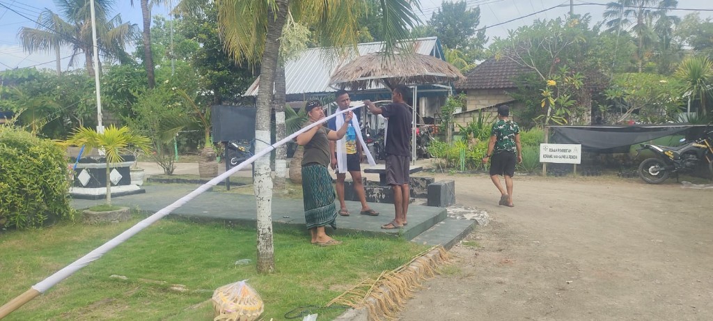 Jaga Kebersihan Pangkalan Dan Siapkan Sarpras Piodalan, Koramil Nusa Penida Gotong Royong
