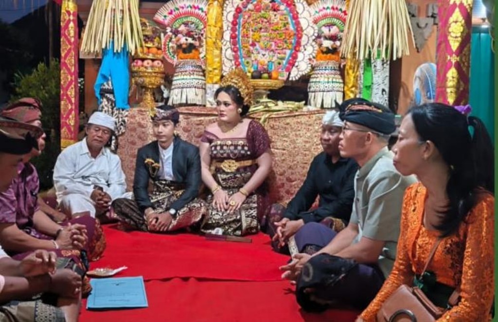 Keluarga Besar Kodim Klungkung Hadiri Acara Pernikahan  Di Desa Satra