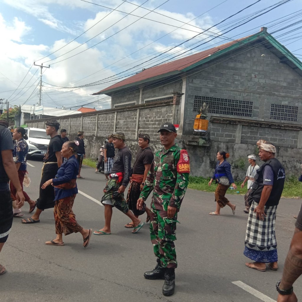 Hadir Dalam. Duka Warga, Babinsa Tojan Beri Pengamanan Tunjukkan...