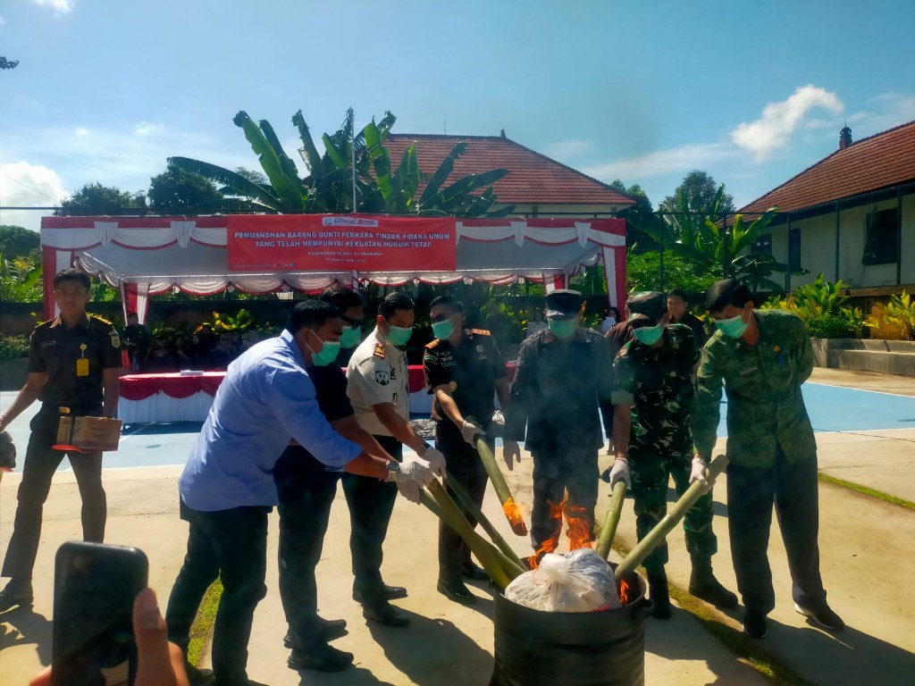 Barang Bukti Perkara Pidana Dimusnahkan, Pasi Intel Kodim Klungkung Tegaskan Kolaborasi Aparat Tegakkan Hukum Secara Tegas Dan Transparan