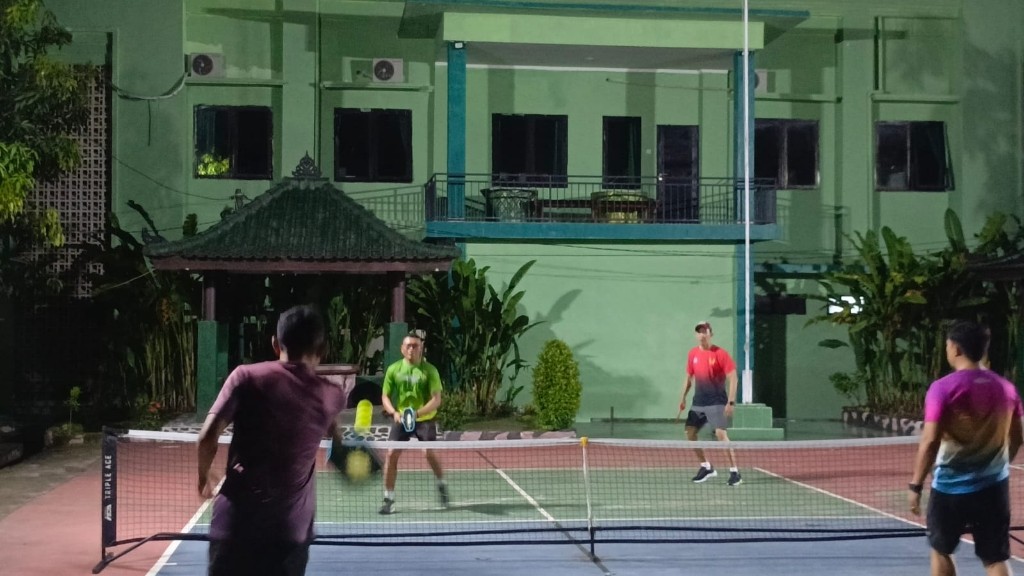 Wabup Klungkung Didampingi Dandim Klungkung Jajal Olahraga Pickle Ball
