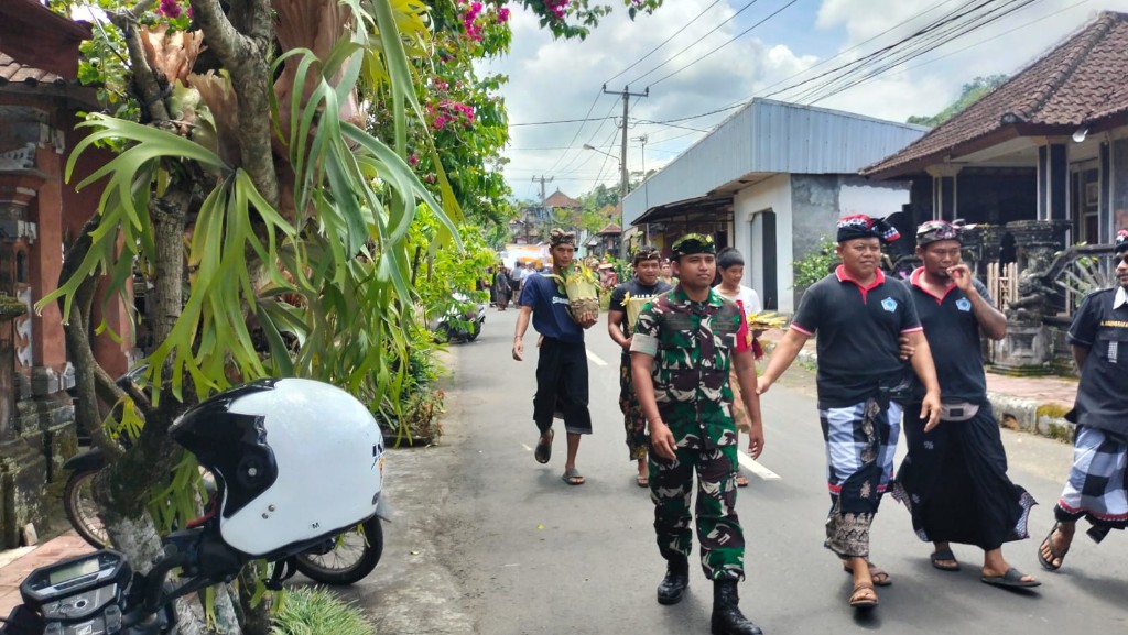 Babinsa Selisihan Atensi Upacara Pemakaman Warga, Bentuk Empati Dan Duka Cita