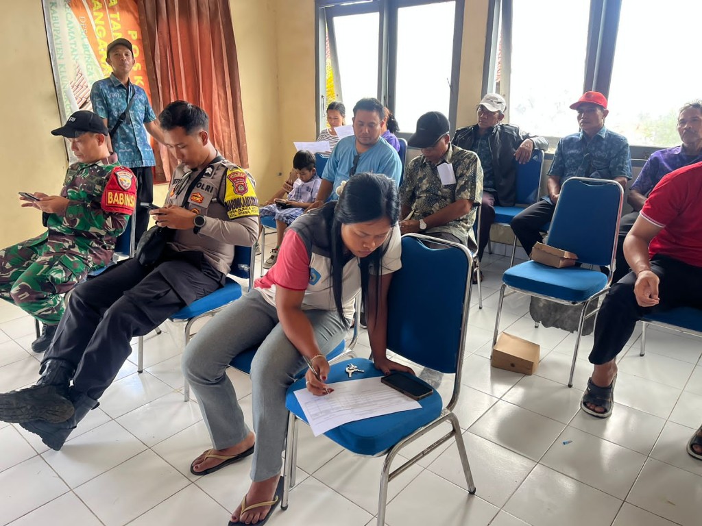 Tegaskan Peran Aktif TNI  Kawal Program Pemerintah Di Tingkat Desa, Babinsa Bunga Mekar Hadiri Musdes Penetapan Calon KPM BLT DD