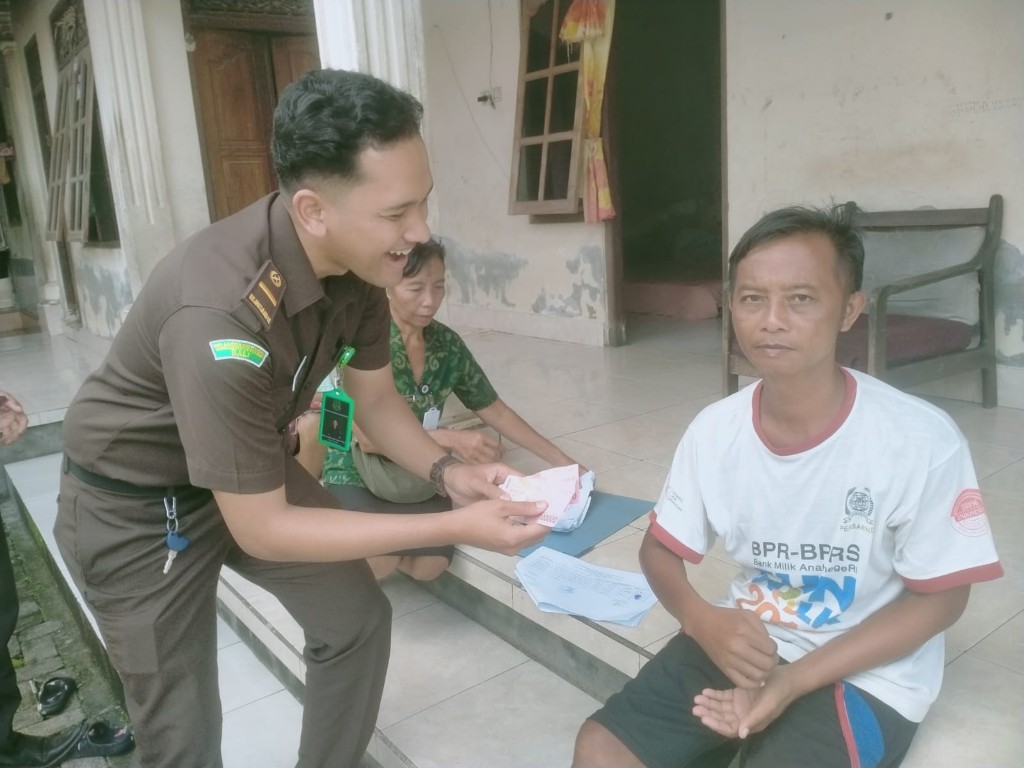 Gelar Pendampingan, Serka Gusti Armawan Sebut  5 Warga Desa Satra Terima BLT DD 