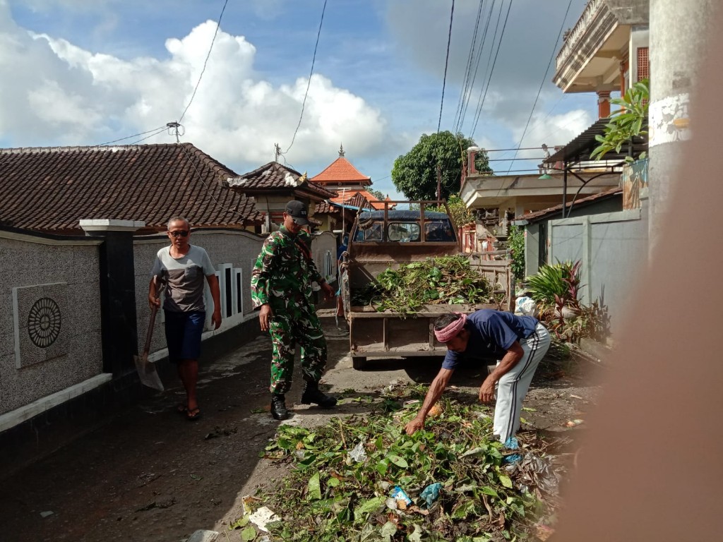 Ciptakan Wilayah Bersih Dan Cegah Bencana, Babinsa Semarapura Kangin Ajak Warga Bersihkan Got Dari Sampah