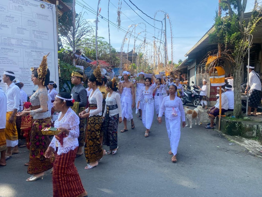 Babinsa Timuhun Amankan Ritual Suci Nyenuk Ungkapan Rasa Syukur, Tegaskan Komitmen TNI Hadir Dan Dukung Pelestarian Tradisi Warisan Leluhur
