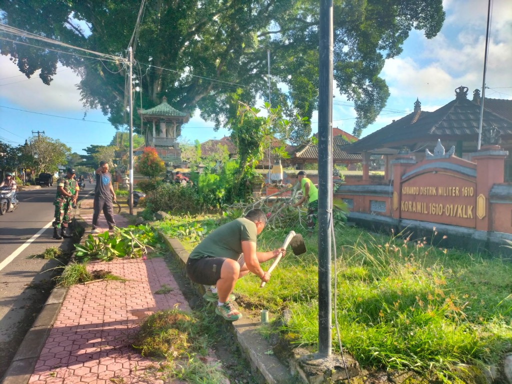 Koramil Klungkung Bersihkan Pangkalan, Pupuk Kebersamaan...