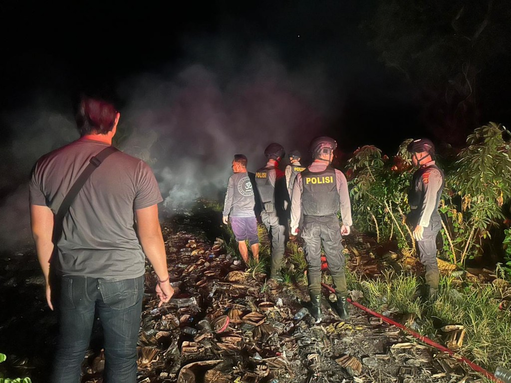 Polsek Nusa Penida Tindak Cepat Kebakaran Tumpukan Sampah di ...