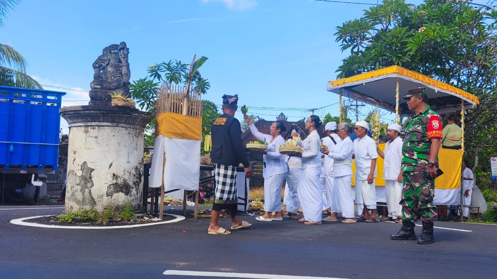 Babinsa Takmung Dan Pecalang Amankan Upacara Pitra Yadnya Di Dusun Banda