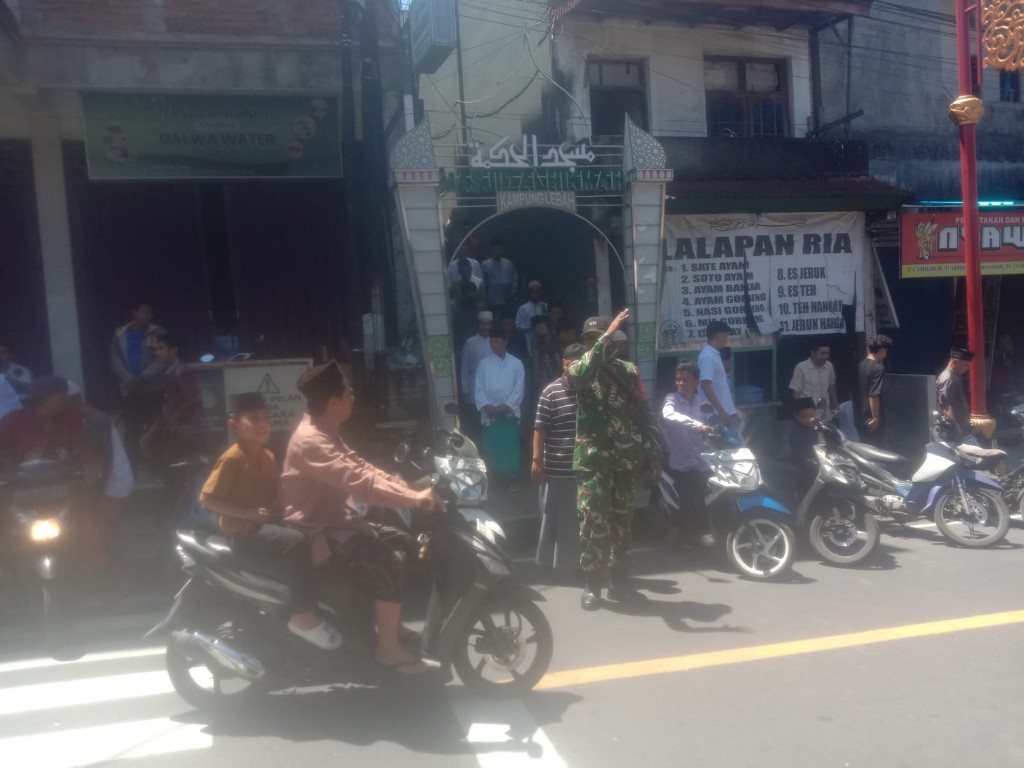 Aparat TNI Di Klungkung Kawal Ibadah Sholat Jumat