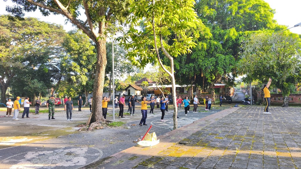 Kolaborasi TNI Bersama Pemcam Dan Pemdes, Babinsa Tusan Ikut Serta Aksi Bersih Lingkungan