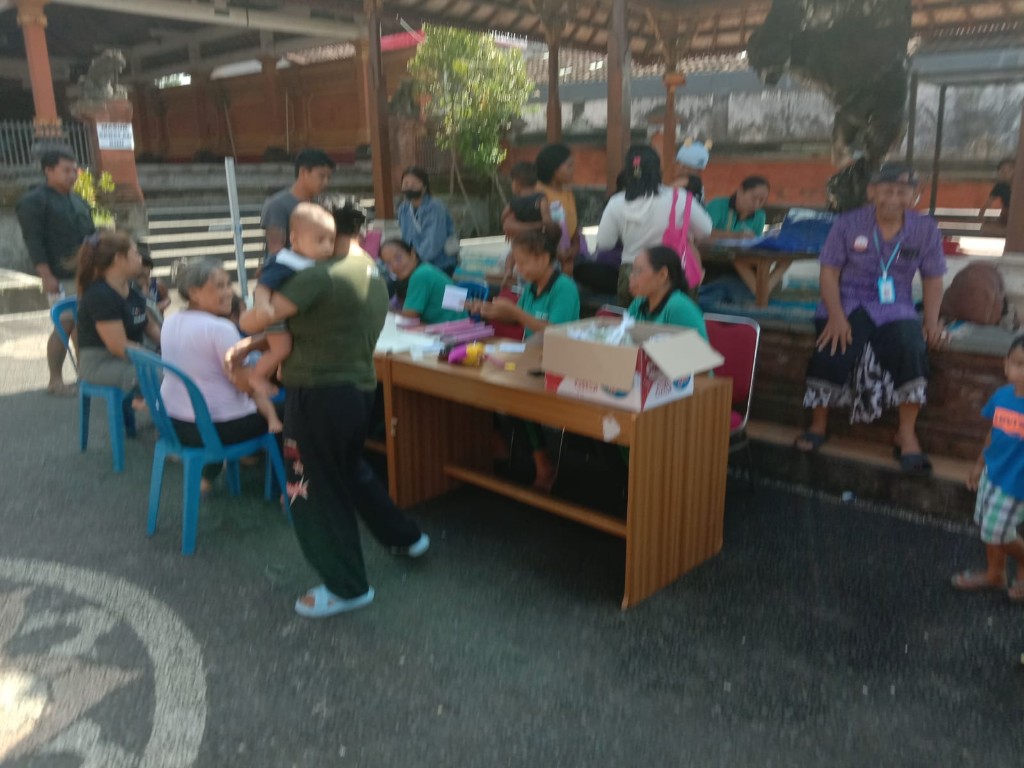 Dikawal Babinsa, 98 Balita Di Banjar Sengguan Terima Pelayanan Kesehatan Melalui Posyandu