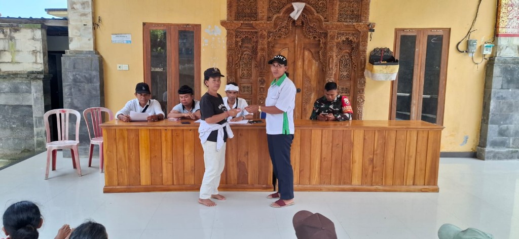 Jamin Transparansi Dan Ketepatan Sasaran Program Pemerintah, Babinsa Batukandik Dampingi Penyaluran BLT DD