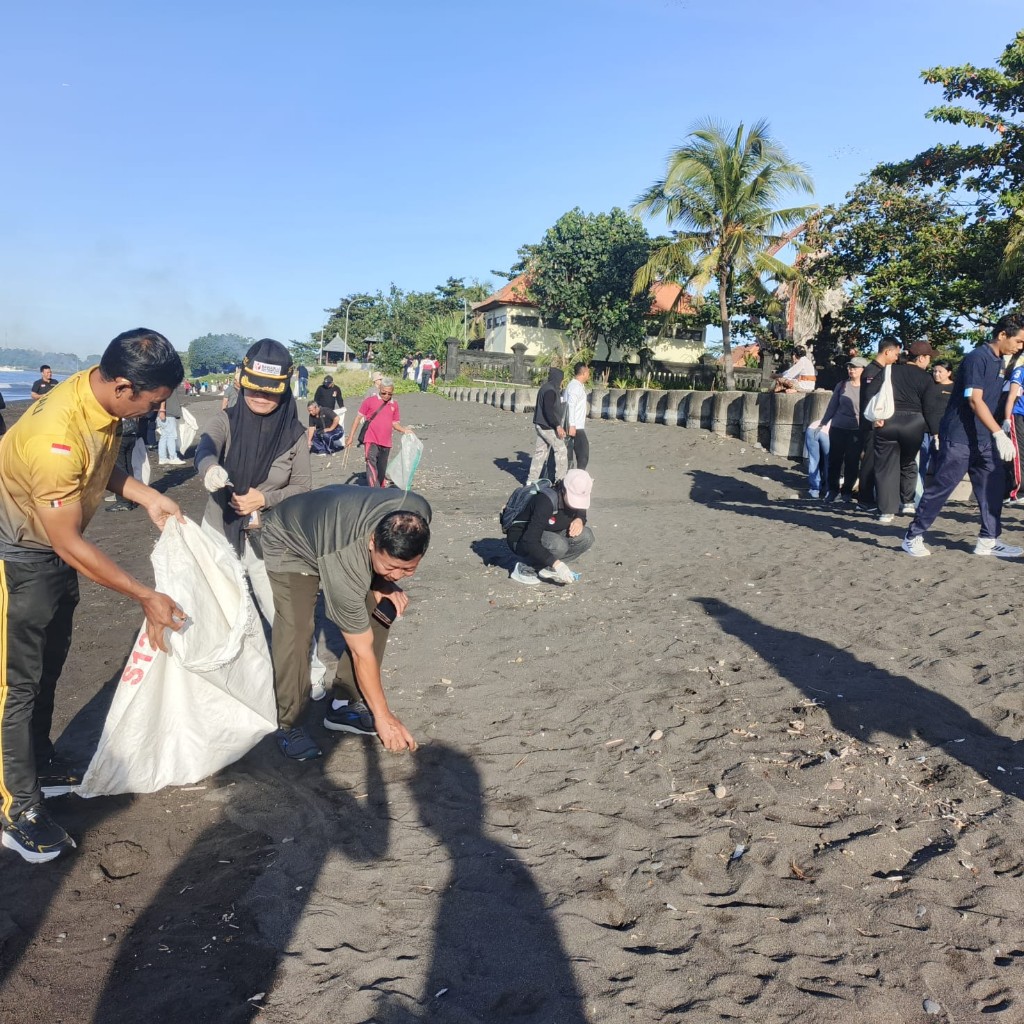 Pasilog Kodim Klungkung Hadiri Launching Jala Bawaslu Bali Dan Aksi Bersih Pantai