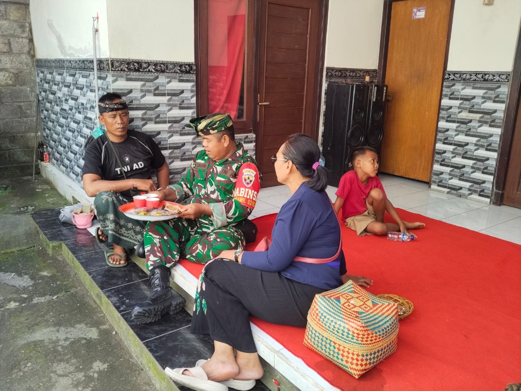 Babinsa Gerakan Melayat Di Dusun Anjingan