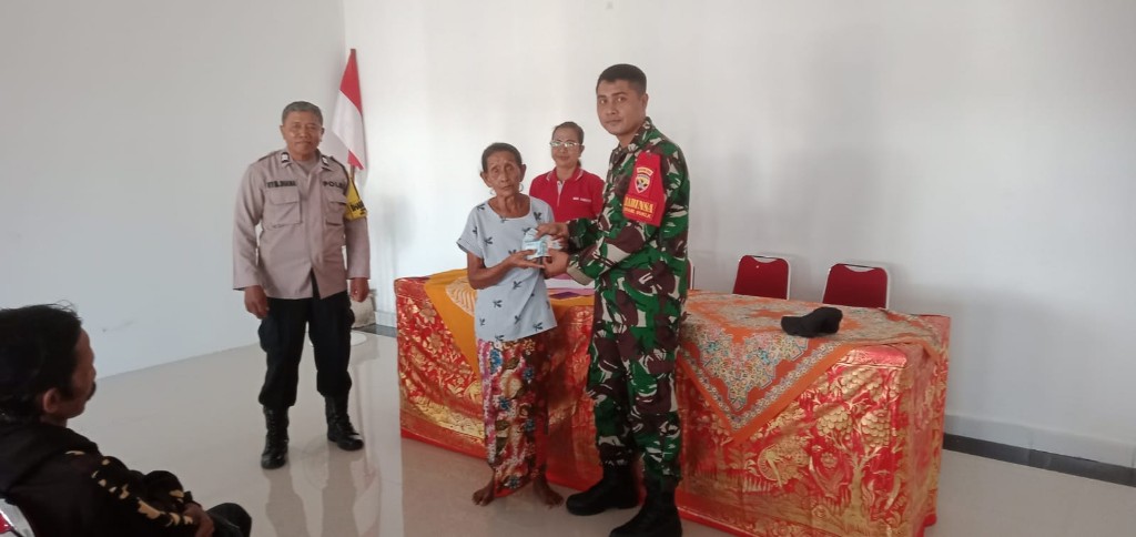 Peduli Kesejahteraan Masyarakat, Babinsa Kamasan Dampingi 4 Warga Terima BLT DD