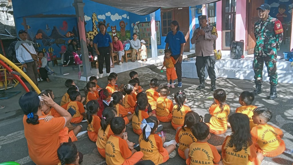 TNI Peduli Pendidikan Usia Dini, Koptu Kadek Agus Kunjungi Paud Desa Kamasan